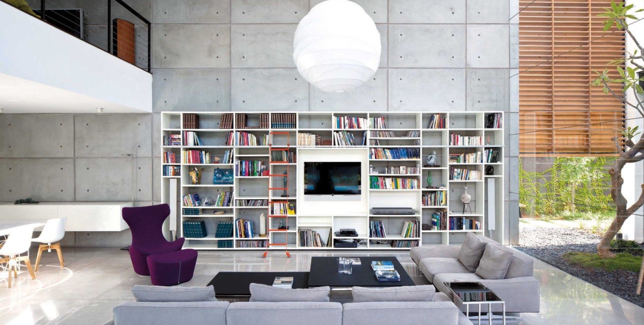 Μια σύγχρονη κατοικία που ακολουθεί αυστηρά τους κανόνες του μινιμαλισμού