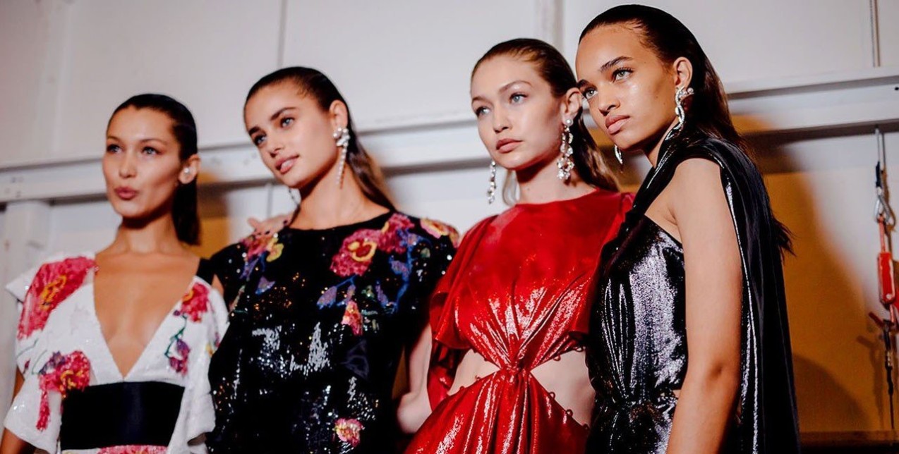 Τα βήματα για να καλύψετε τους μαύρους κύκλους με ένα κόκκινο κραγιόν