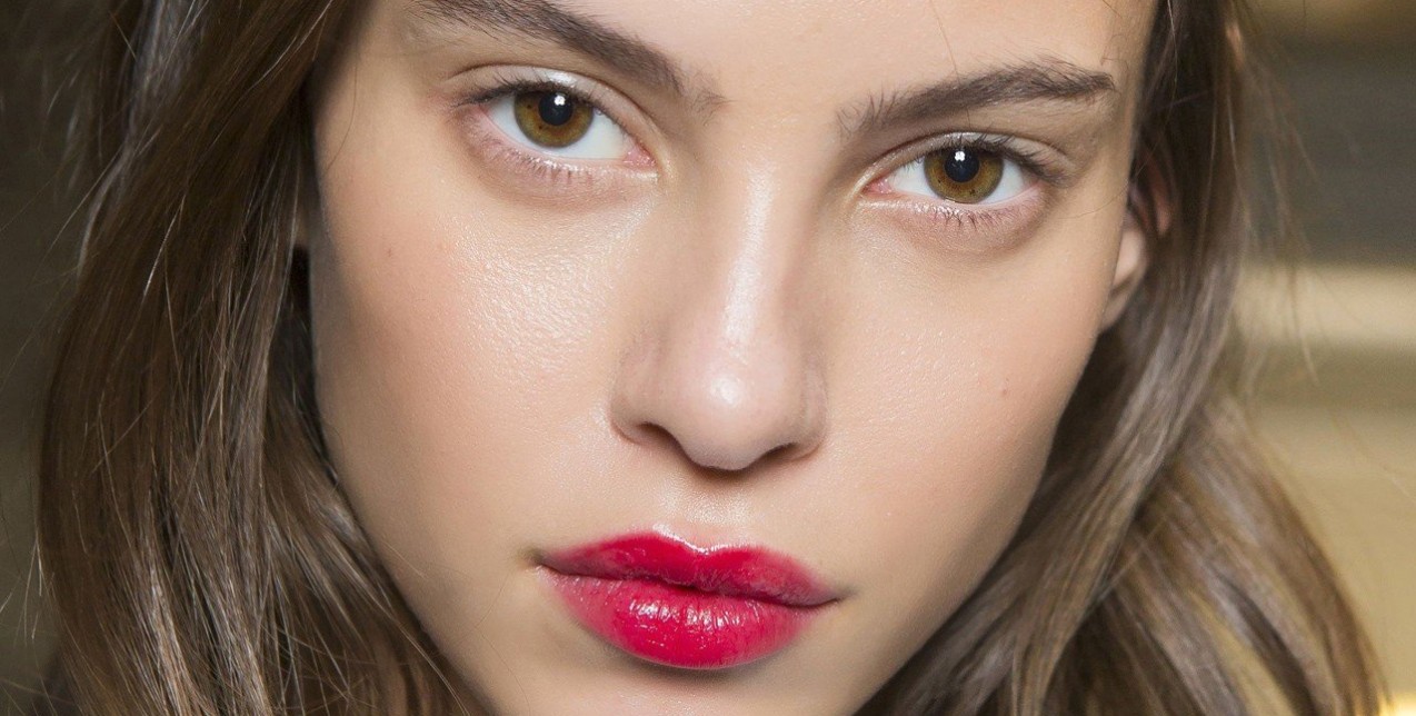 Ο νέος stylish τρόπος να φορέσετε το κραγιόν σας τους επόμενους μήνες