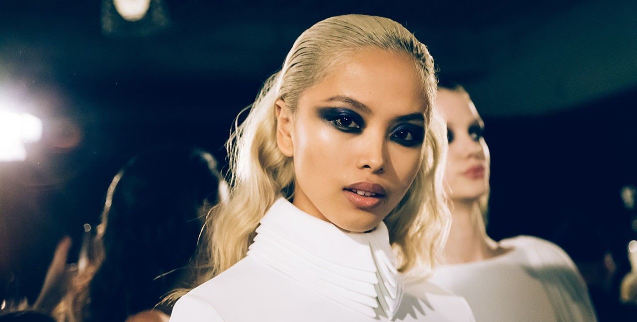 Πώς να κρατήσει η σκιά σας περισσότερο με ένα eyeshadow primer