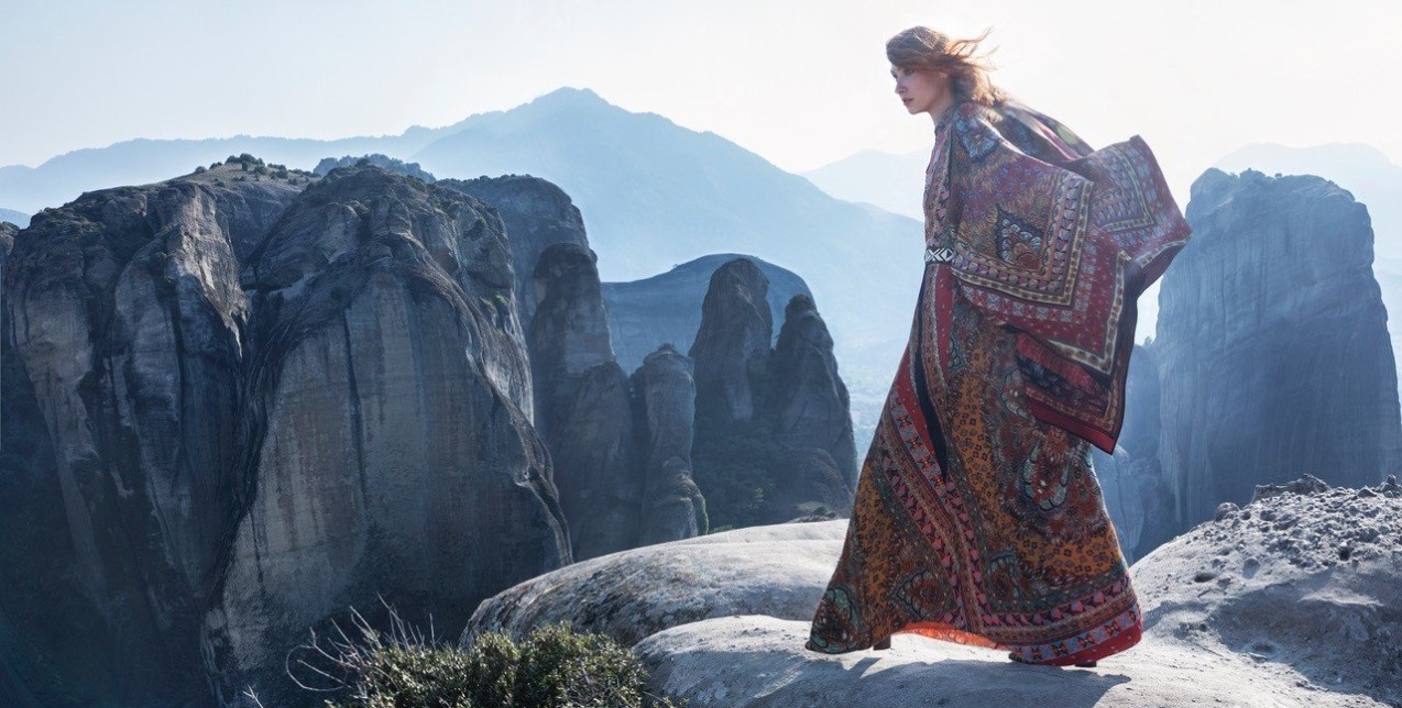 Το νέο GLOW fashion editorial στα Μετέωρα είναι Out of this world