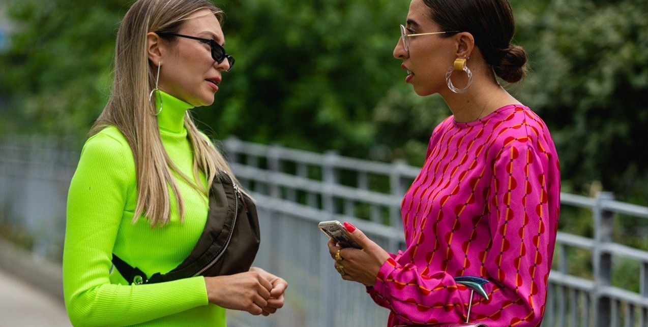 Neon trend: Πώς να υιοθετήσετε την πιο εκκεντρική τάση της σεζόν