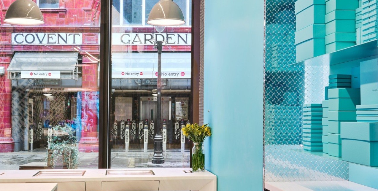 Η νέα μπουτίκ Tiffany’s στο Λονδίνο προσφέρει ακόμα και χάρτινα ποτήρια 