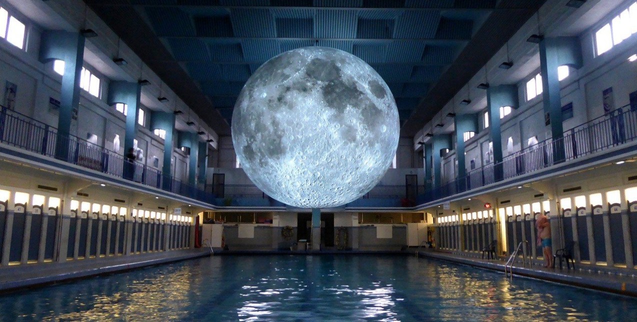 Ένας καλλιτέχνης φέρνει το φεγγάρι σε απόσταση αναπνοής