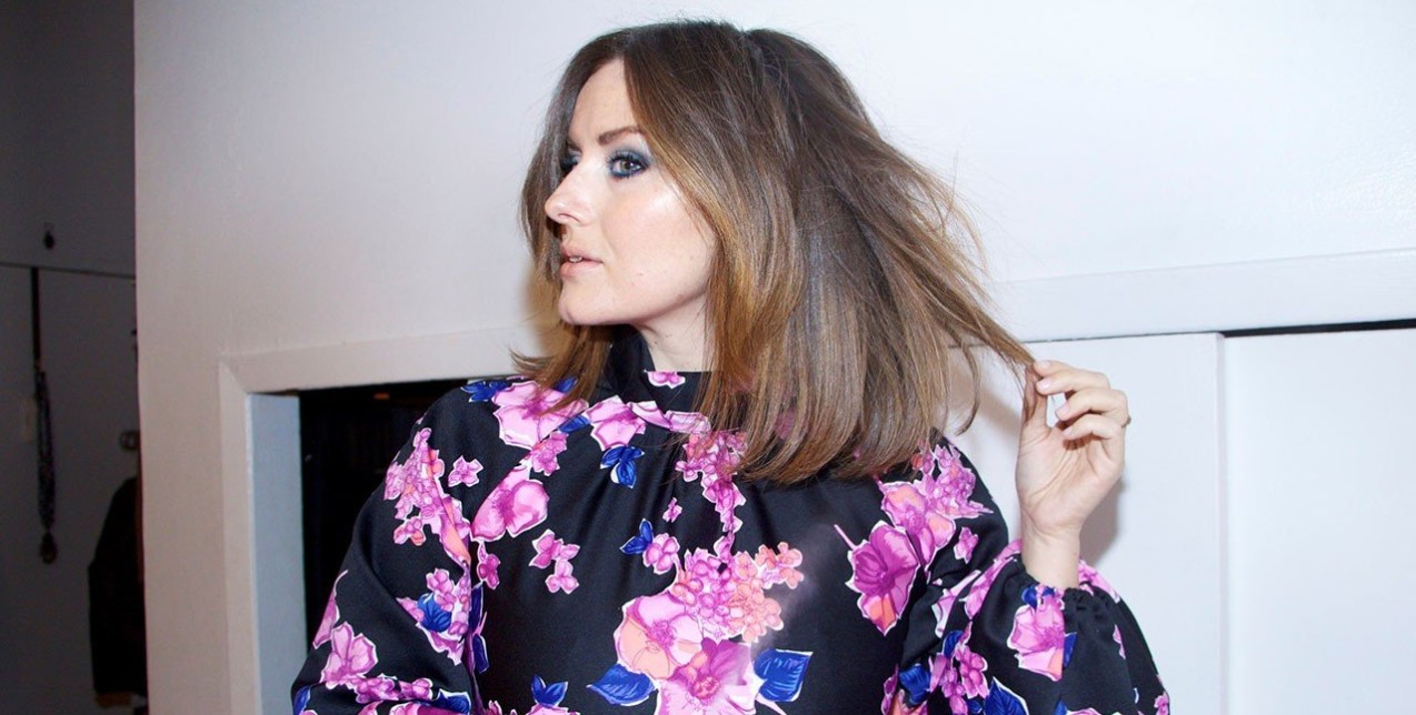 Katie Jane Hughes: Γνωρίστε τη makeup artist με το πιο λαμπερό δέρμα 