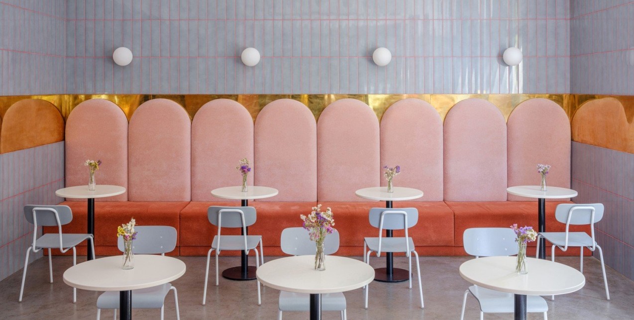 Ένα πολύχρωμο bakery σχεδιάστηκε με βάση την pop αισθητική