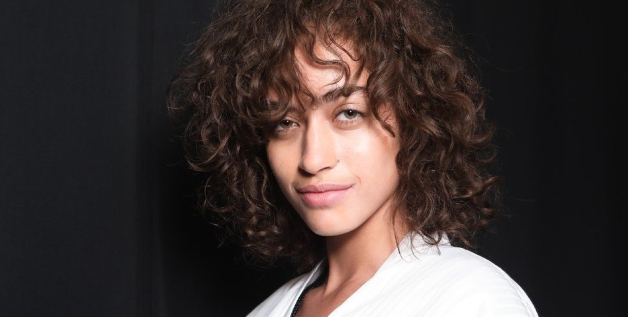 Σγουρά μαλλιά: Ο απόλυτος οδηγός με όλα τα προϊόντα που πρέπει να χρησιμοποιείτε 