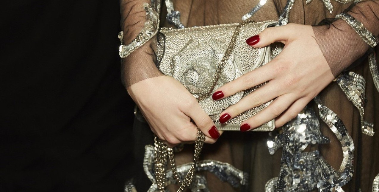 12 σκούρα βερνίκια νυχιών που θα λατρέψετε φέτος εκτός από το μαύρο 