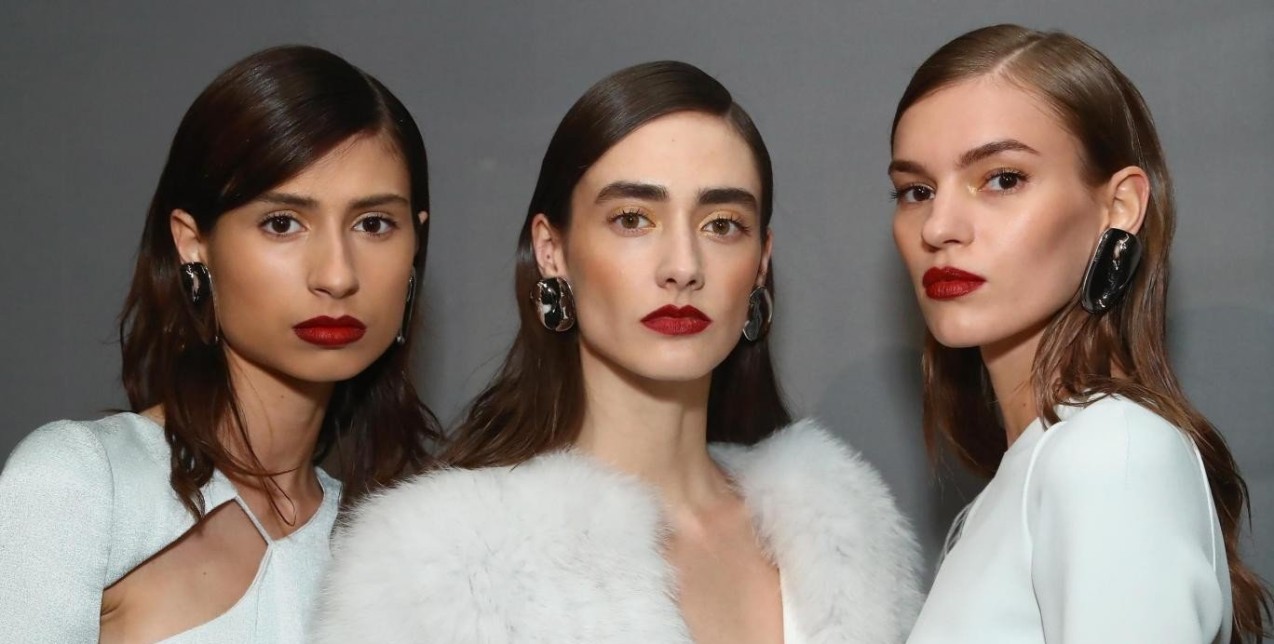 9 σκούρα κόκκινα κραγιόν που ταιριάζουν σίγουρα σε όλες τις γυναίκες