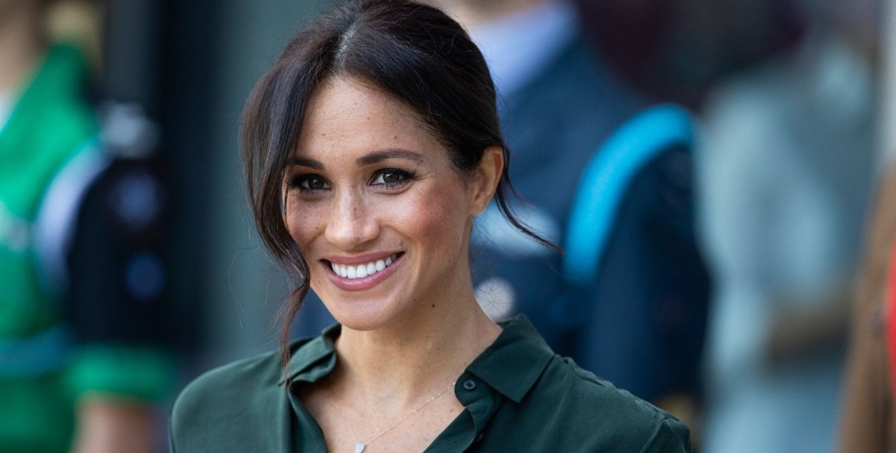 Τα βήματα για να αντιγράψετε τον χαμηλό κότσο της Meghan Markle