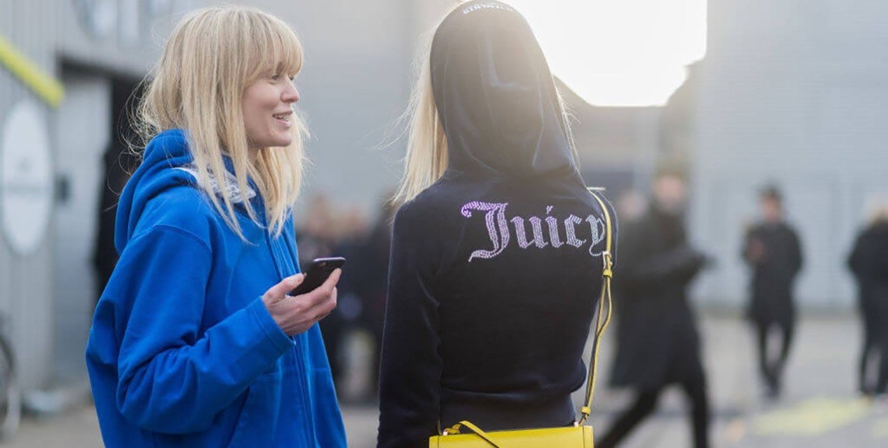 Οι βελούδινες φόρμες είναι και πάλι τάση 