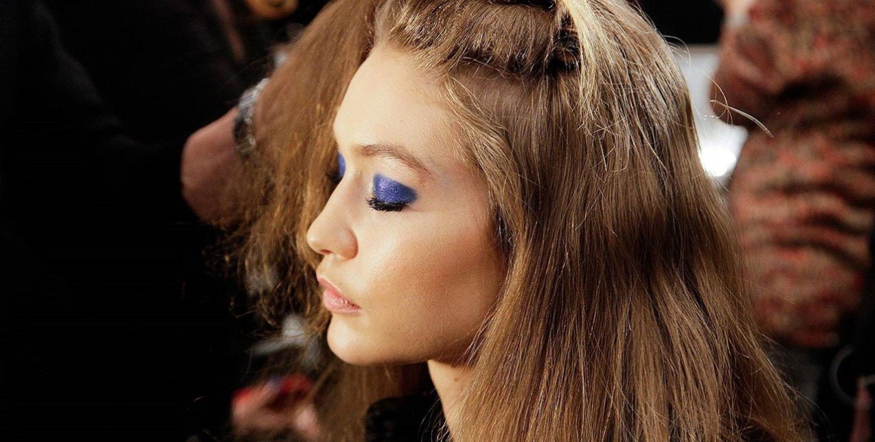 Μπλε σκιά: 5 προτάσεις για να την υιοθετήσετε με τον πιο κομψό τρόπο