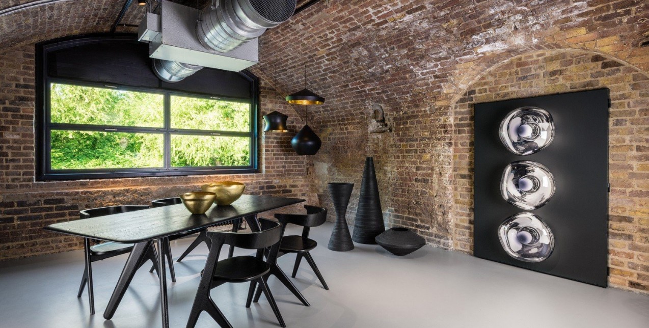 Ο κορυφαίος Tom Dixon σχεδίασε έναν χώρο που συνδυάζει αριστοτεχνικά design και γεύση