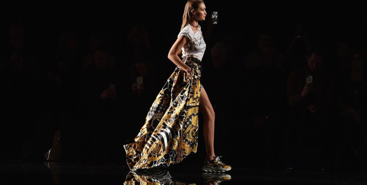 Η Donatella Versace διηγήθηκε την ιστορία του αδερφού της σε μια υπέροχη επίδειξη