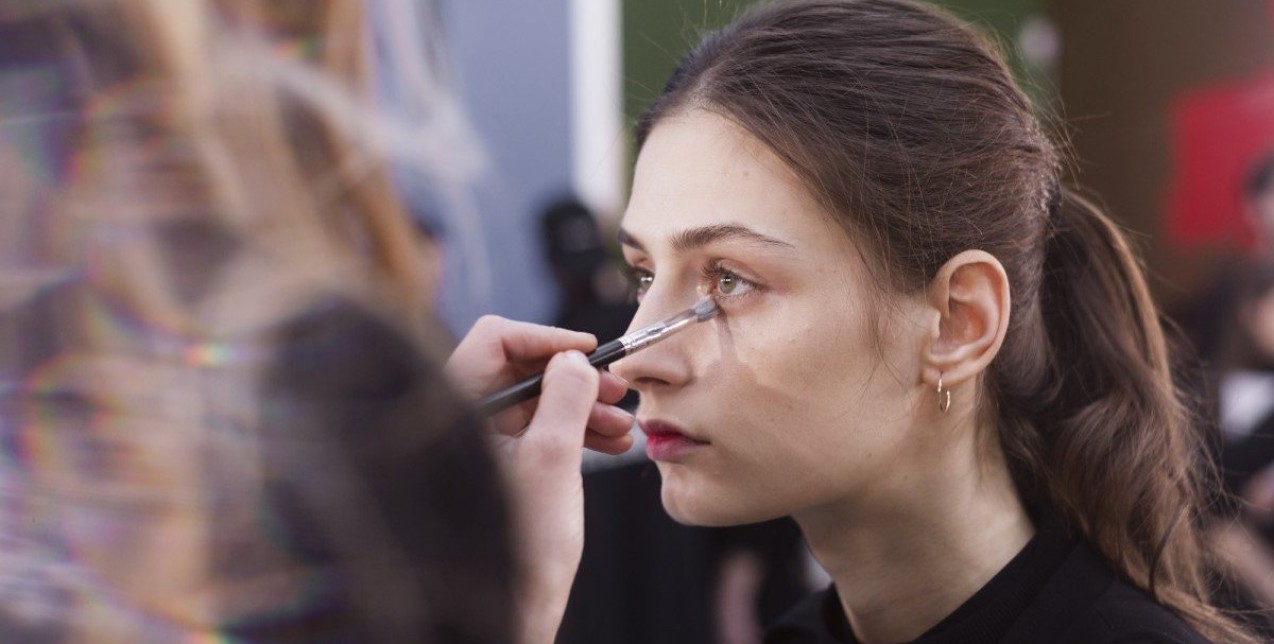 6 tips για να μην σπάσει ποτέ ξανά το concealer κάτω από τα μάτια σας 