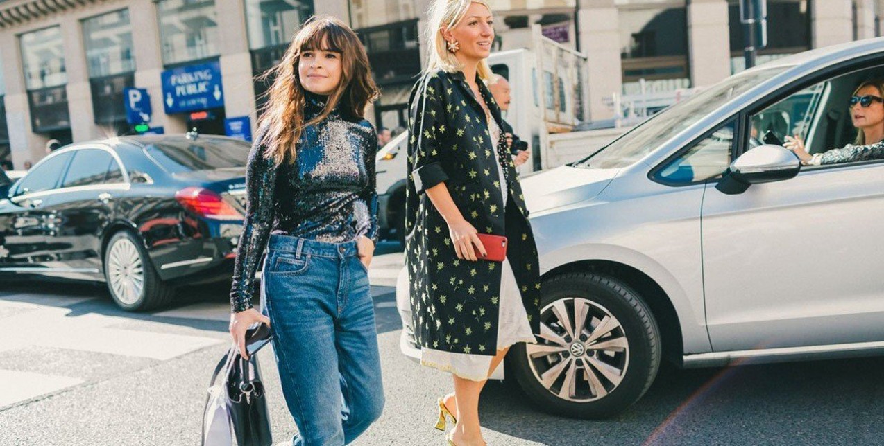 Casual chic: Τρεις τρόποι για να φορέσετε τα jeans στις γιορτές 
