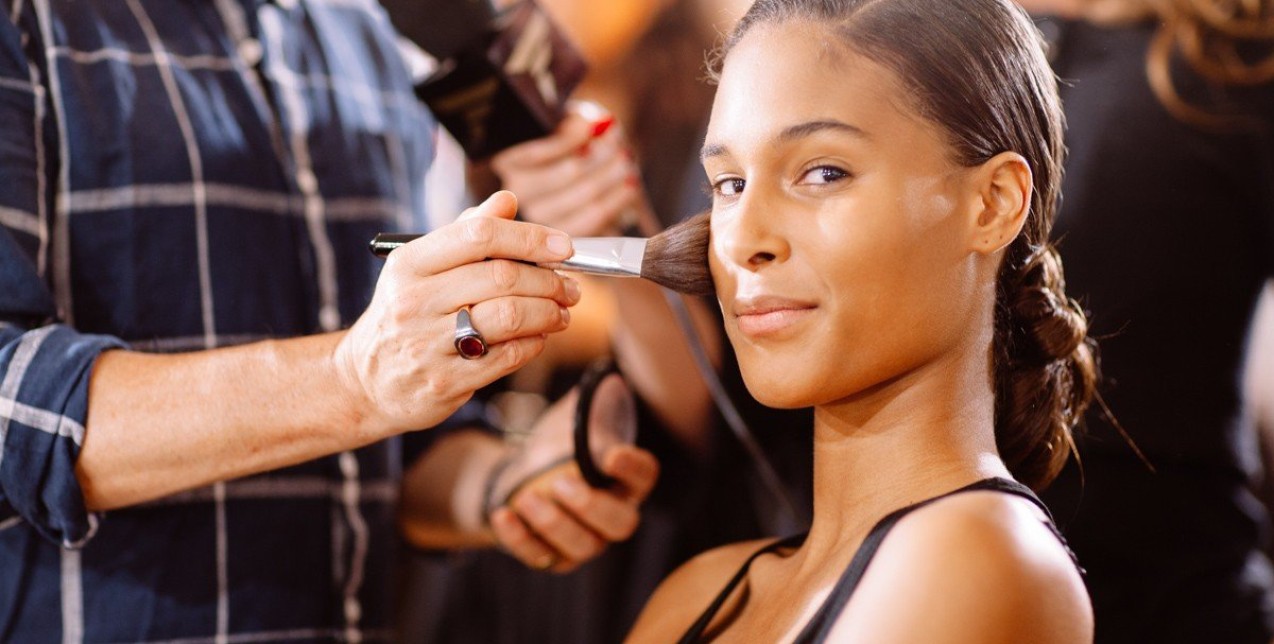 Οι must τεχνικές που χρησιμοποιούν οι makeup artists στο ρουζ 