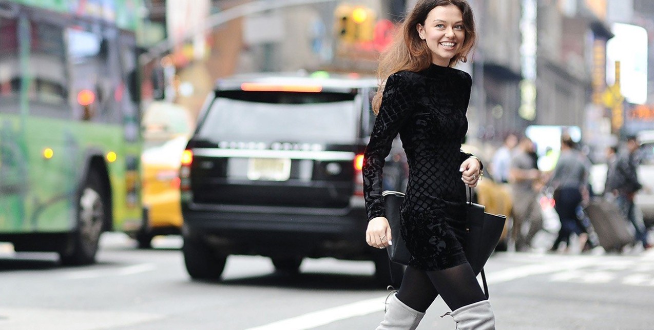 Velvet touch: Βρήκαμε τα πιο εντυπωσιακά βελούδινα φορέματα 