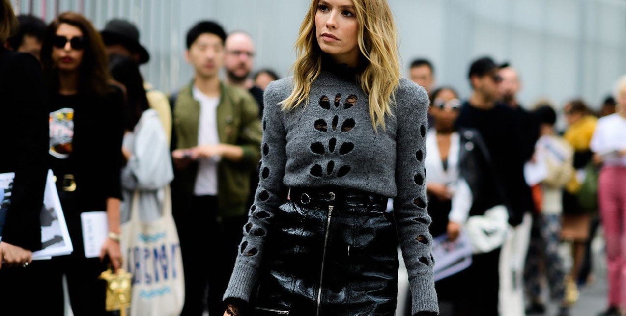 Μάθετε πώς θα συνδυάσετε τη vinyl φούστα σαν τις street style stars