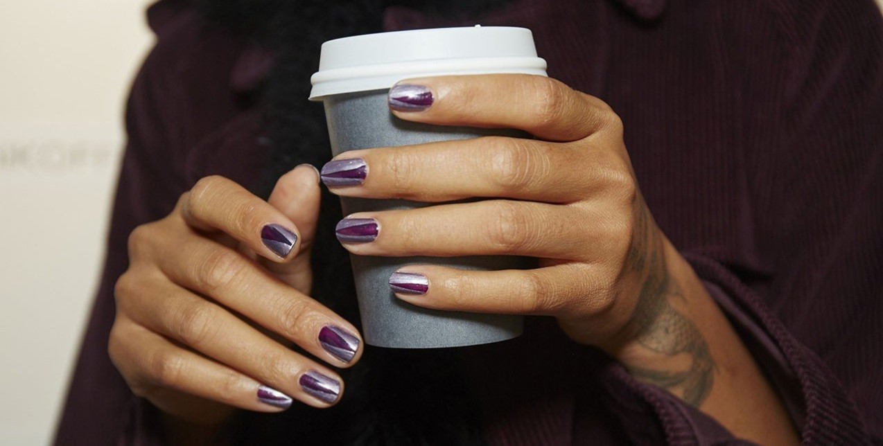 Ήρθε η ώρα να αρχίσετε να χρησιμοποιείτε ξανά τα glitter βερνίκια σας 