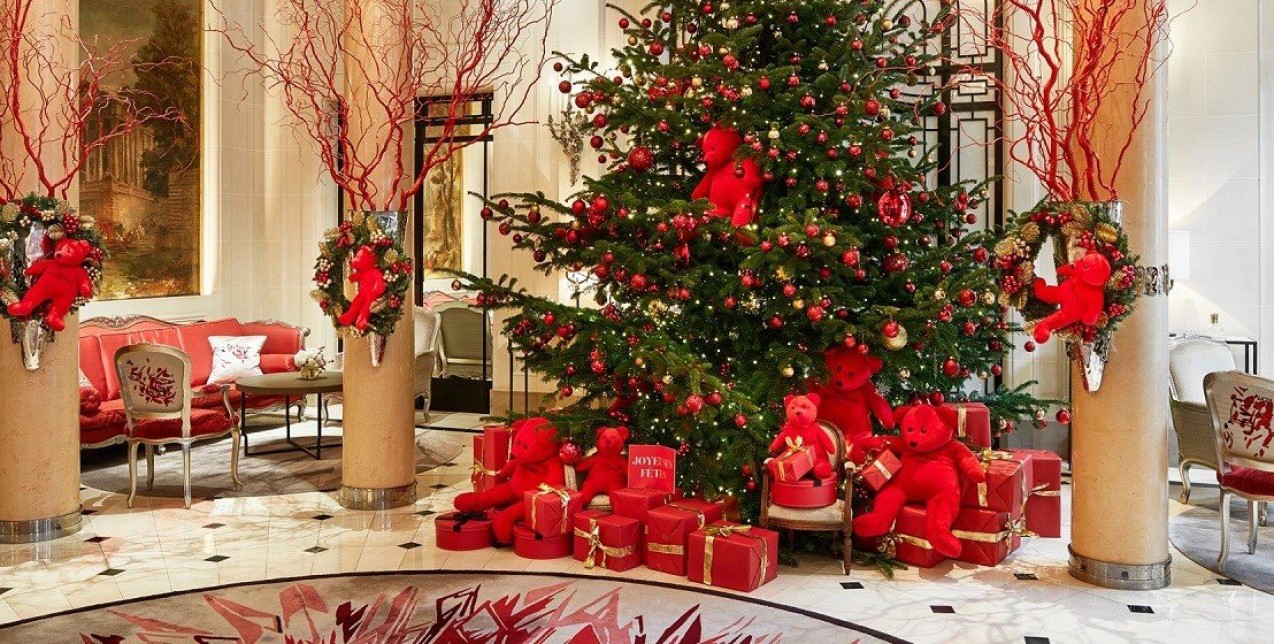 Τα πιο εντυπωσιακά χριστουγεννιάτικα δέντρα στα πιο διάσημα ξενοδοχεία στο Παρίσι