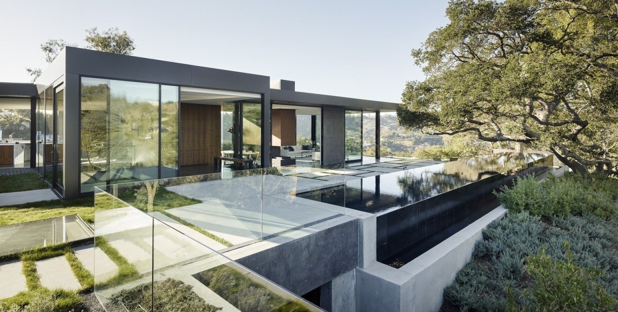 Το Oak Pass Main House στο Beverly Hills υποτάσσεται απόλυτα στο φυσικό του περιβάλλον