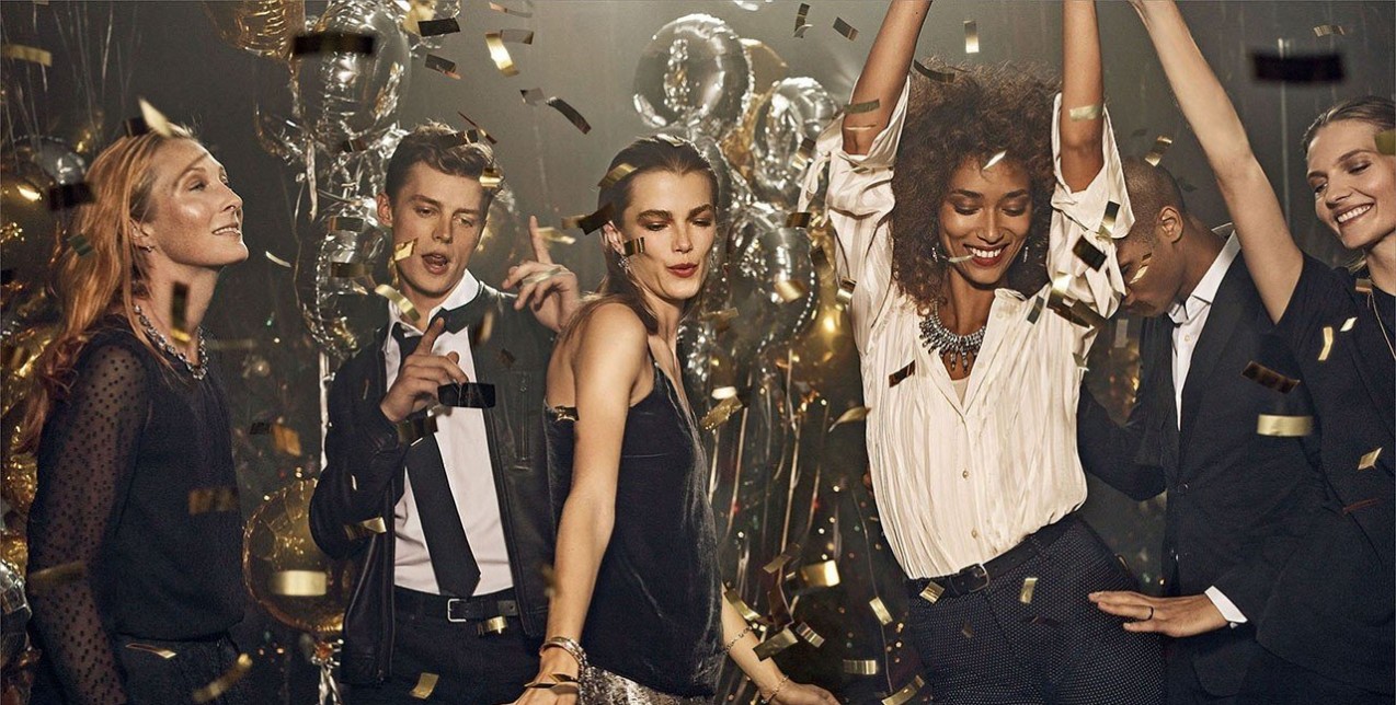 Οι 3 λόγοι που τα γιορτινά parties επηρεάζουν την όψη του δέρματός σας 