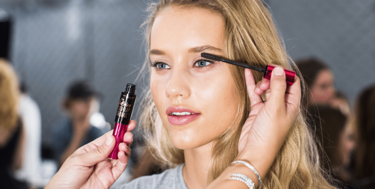 Τα μυστικά για εντυπωσιακές και πλούσιες βλεφαρίδες που τις μεταμορφώνουν