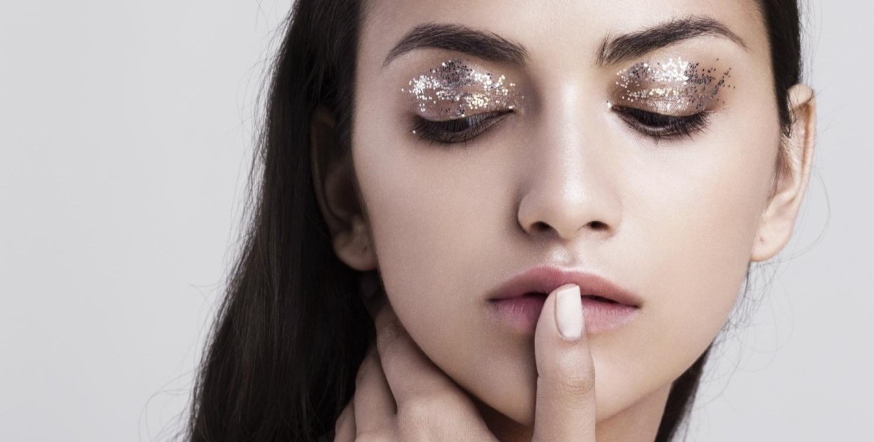 Shimmer & Shine: 4 τρόποι να βάλετε λάμψη στο εορταστικό μακιγιάζ σας 