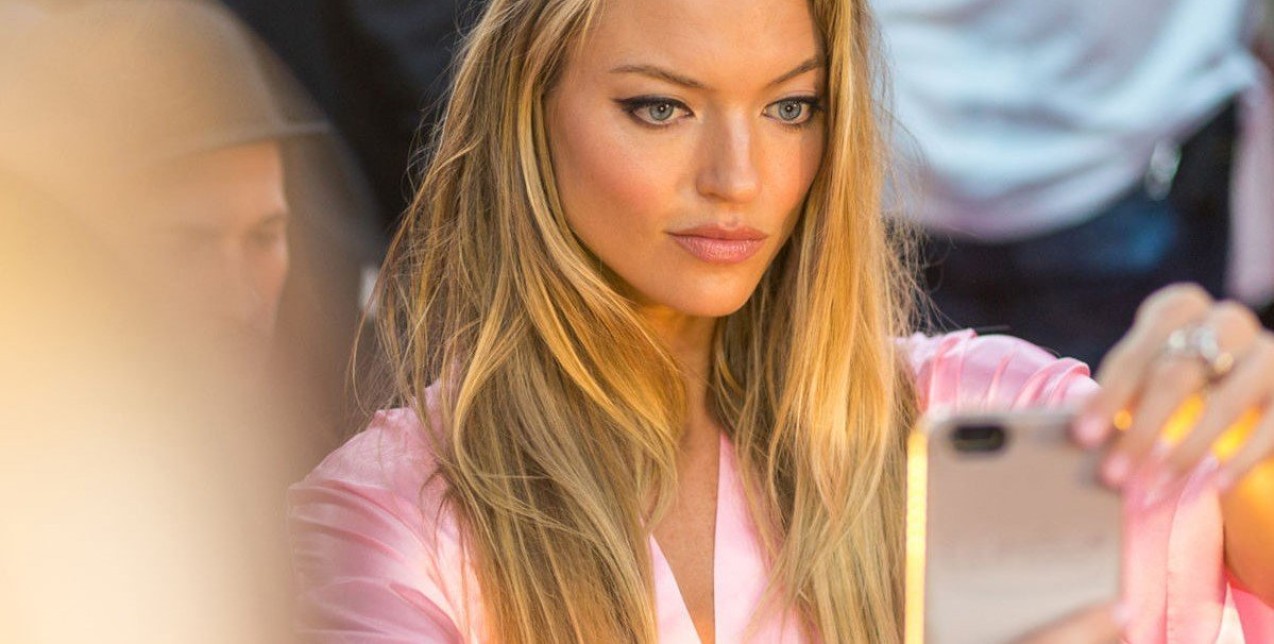 Πως η μπλε ακτινοβολία του κινητού σαμποτάρει το δέρμα σας 