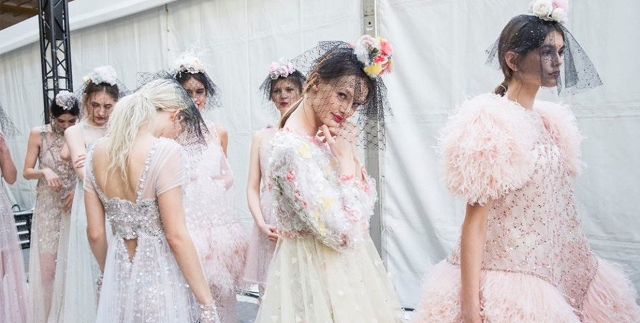 Θέλετε να ανακαλύψετε τι κρύβεται πίσω από τα shows της Chanel;