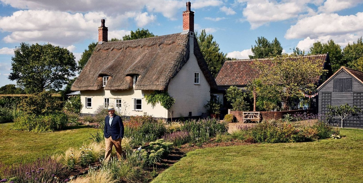 Ο αγαπημένος σχεδιαστής μόδας της Meghan Markle μας ξεναγεί στο υπέροχο σπίτι του