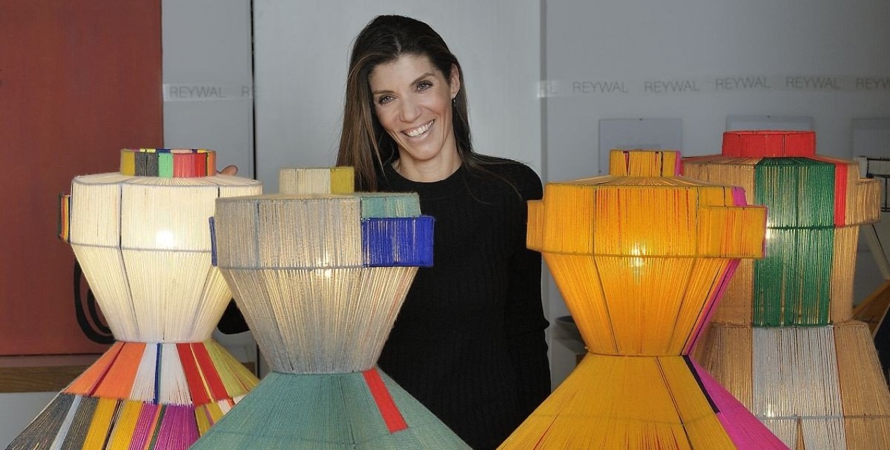 H Τζόη Σταθοπούλου μας συστήνει τα περίφημα χειροποίητα φωτιστικά της