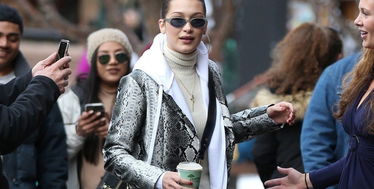 Η Bella Hadid κάνει το snake skin styling παιχνιδάκι 
