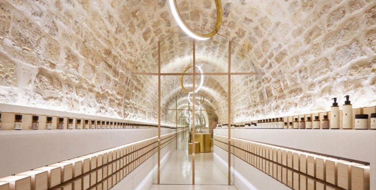 Μια ολόχρυση μπουτίκ ιαπωνικού cosmetic brand στο Παρίσι που θα σας μαγέψει