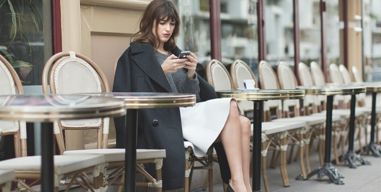 5 στιλιστικές φόρμουλες που εμπιστεύονται οι Γαλλίδες για το γραφείο 