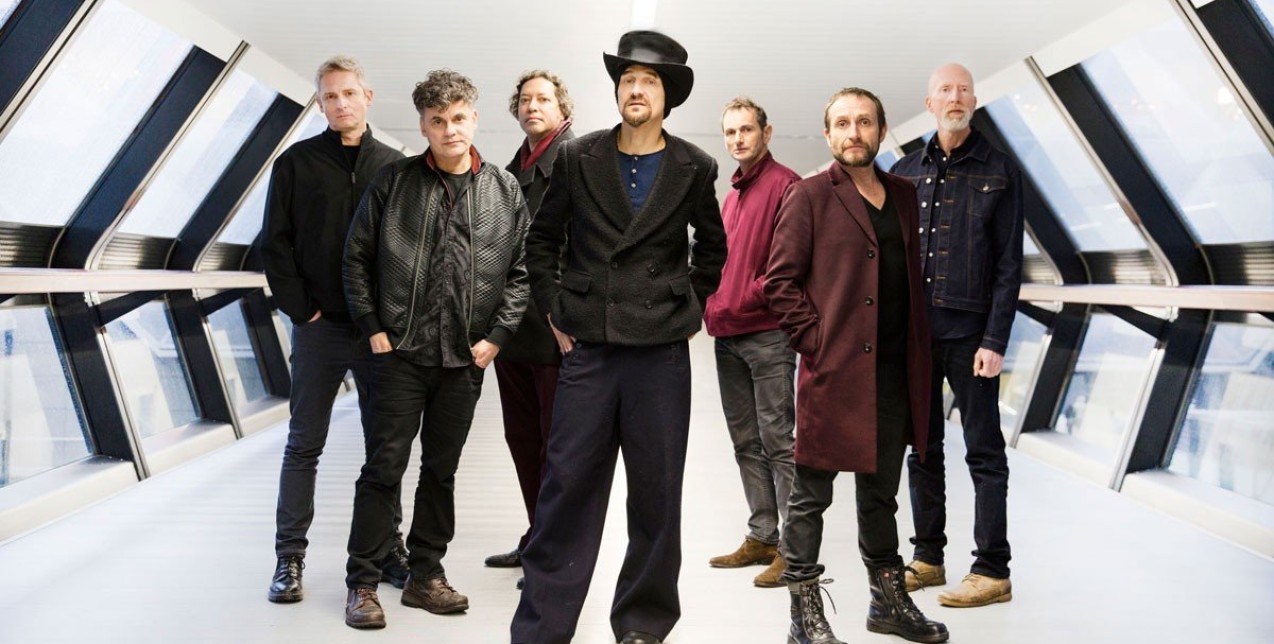 Η ιστορία πίσω από τις επιτυχίες του συγκροτήματος James που έρχεται στη Θεσσαλονίκη