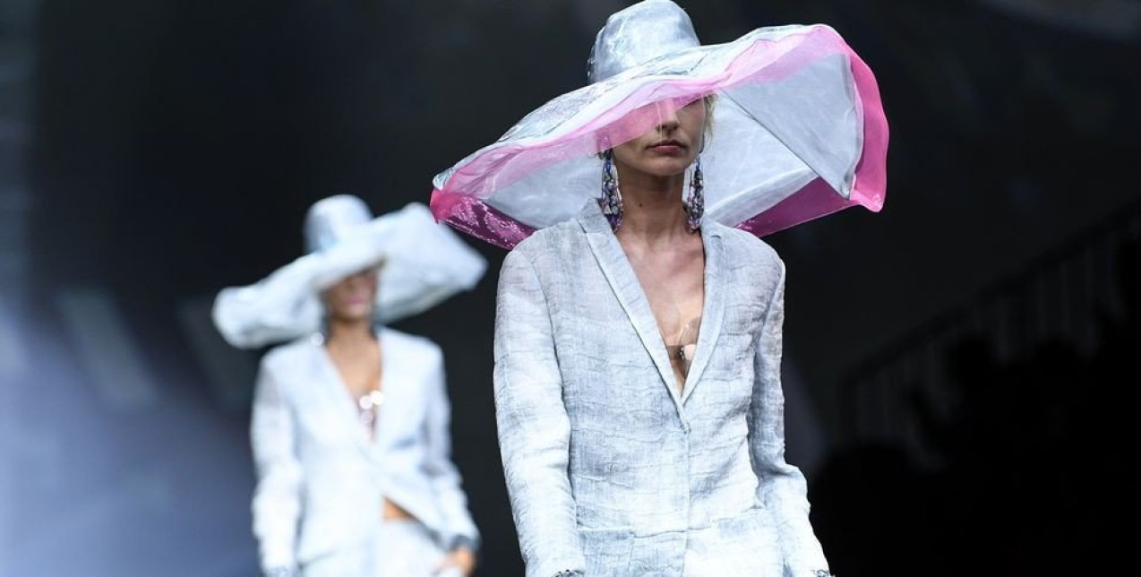 Βάλτε χρώμα στη ζωή σας με χρωματιστά κοστούμια