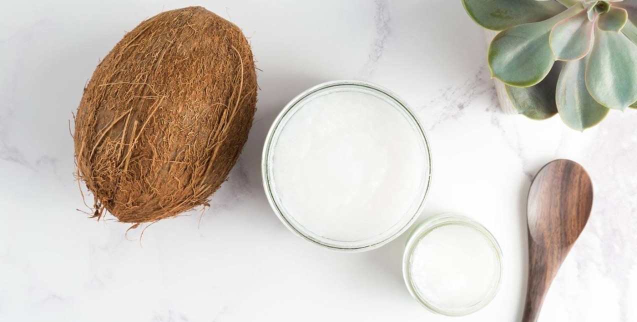 7 τρόποι να χρησιμοποιήσετε το λάδι καρύδας σε μαλλιά και σώμα