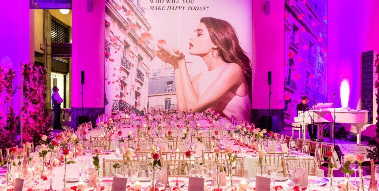 Ένα παραμυθένιο δείπνο γεμάτο ροδοπέταλα από τη Lancôme