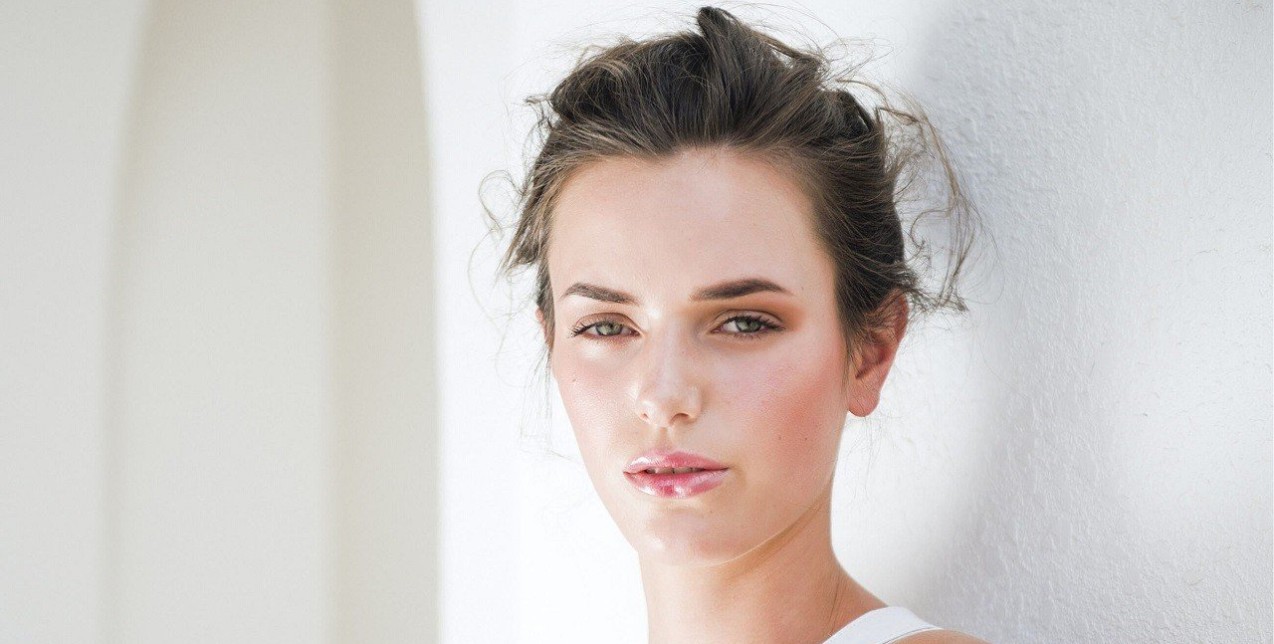 Νέα και λαμπερή με το beauty trend που κερδίζει έδαφος