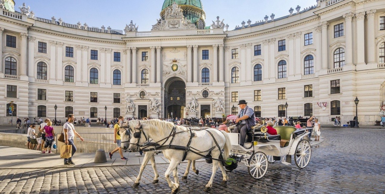 6 πρέσβεις προτείνουν το βιβλίο που πρέπει να διαβάσετε πριν επισκεφτείτε τη χώρα τους