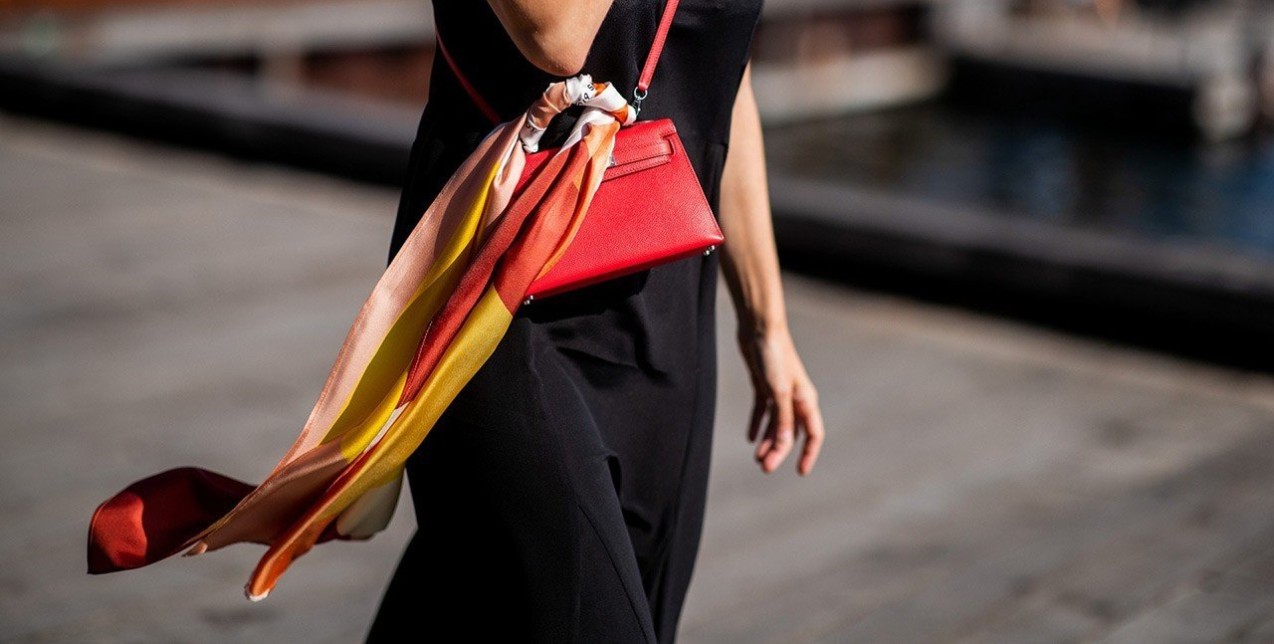 Το μαντήλι δεν πάει μόνο στα μαλλιά: Οι πιο στιλάτοι τρόποι για να το φορέσετε