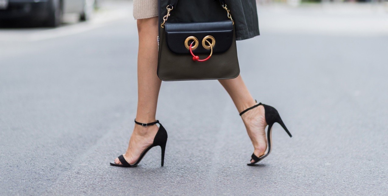 Τα shoe trends που αποφεύγουν οι celebrities άνω των 40 