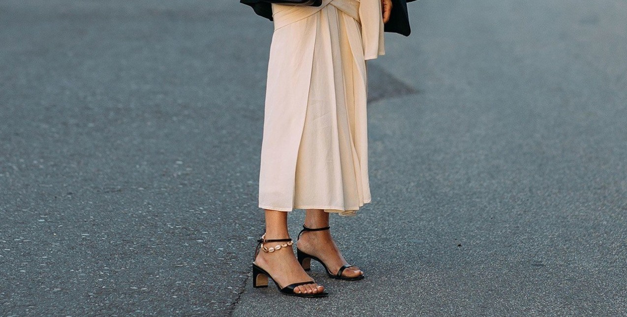 Το αξεσουάρ που χρειάζονται τα πέδιλά σας αυτή τη σεζόν παραπέμπει στα 90's