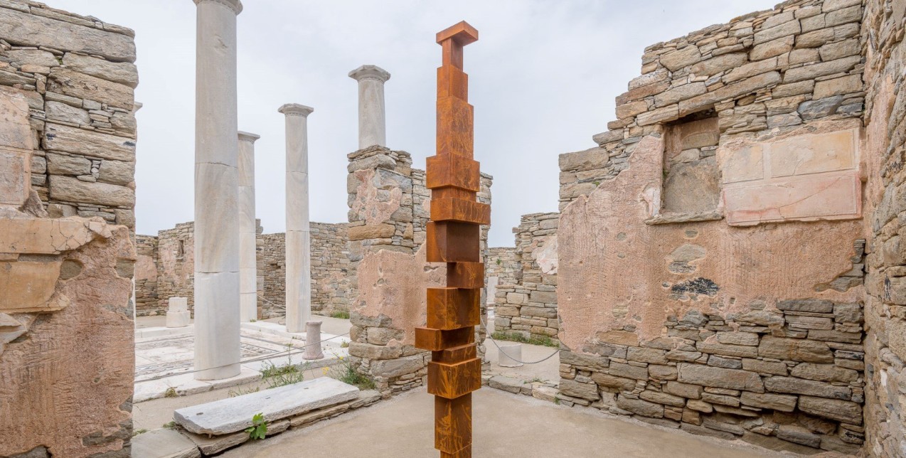 To νησί της Δήλου έχει ζωντανέψει με τα ανθρωπόμορφα γλυπτά του Antony Gormley