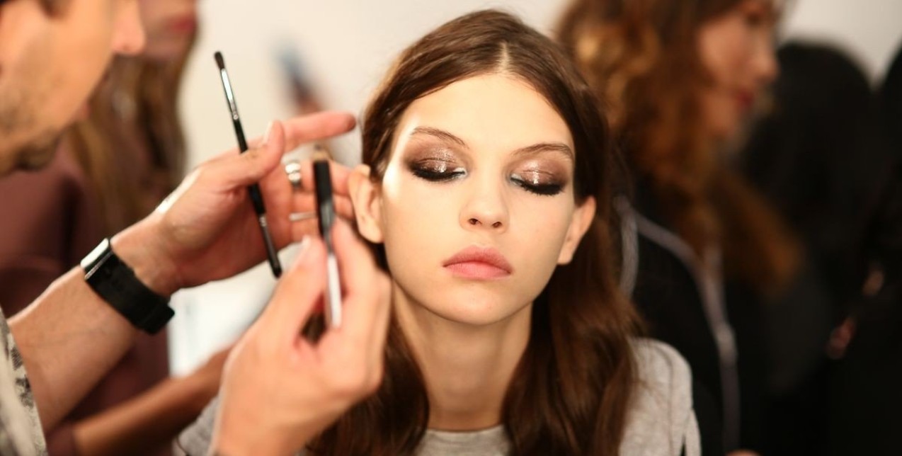 Το νέο makeup trend θέλει λάμψη στα μάτια: Πώς θα το πετύχετε