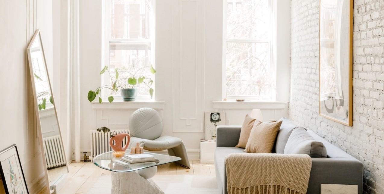 Ο μινιμαλισμός συναντάει το μποέμ στοιχείο σε ένα ευήλιο διαμέρισμα στο Brooklyn