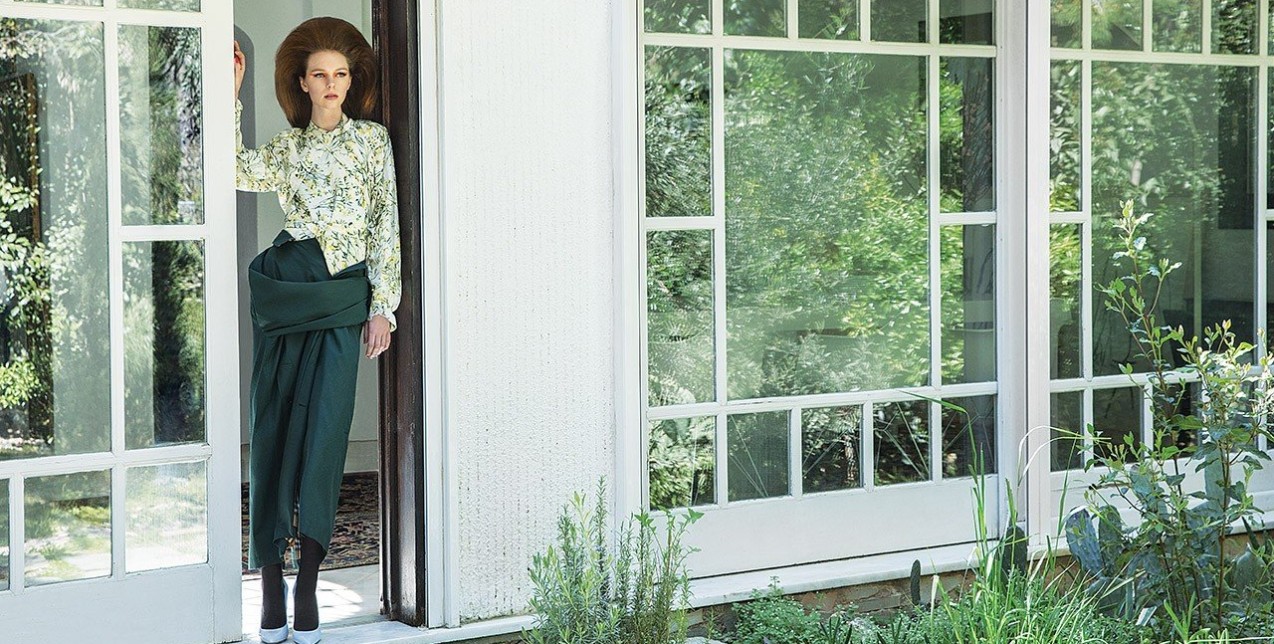 Το νέο fashion editorial του GLOW Μαΐου μας ταξιδεύει σε ανθισμένα μονοπάτια