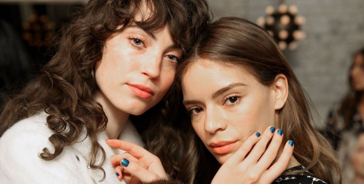 Τέλος στη λιπαρότητα: 6 skincare συνήθειες που πρέπει να υιοθετήσετε